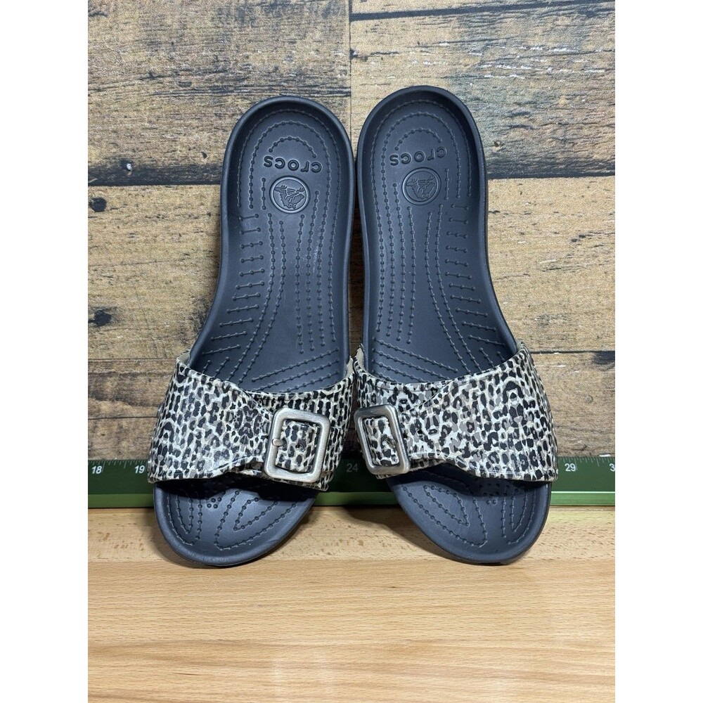 🔥🐊Crocs Womens Sarah Slides sz 8 Leopard Print Black Beige Buckle Sandals NEW